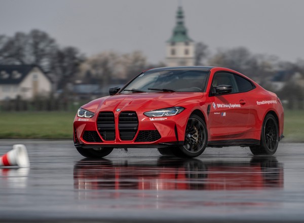 BMW M4 Competition w teście łosia - co się stanie, gdy pojedziesz za szybko?
