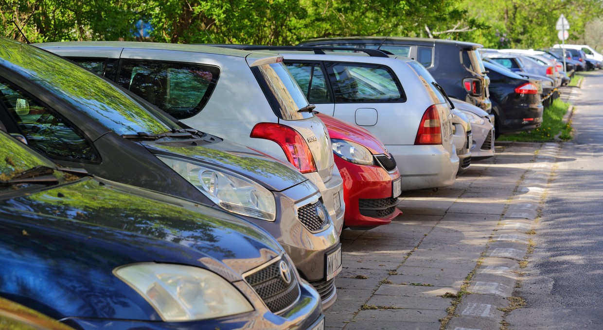 Kierowcy parkują w ten sposób codziennie. Nie zdają sobie sprawy, że niszczą auta