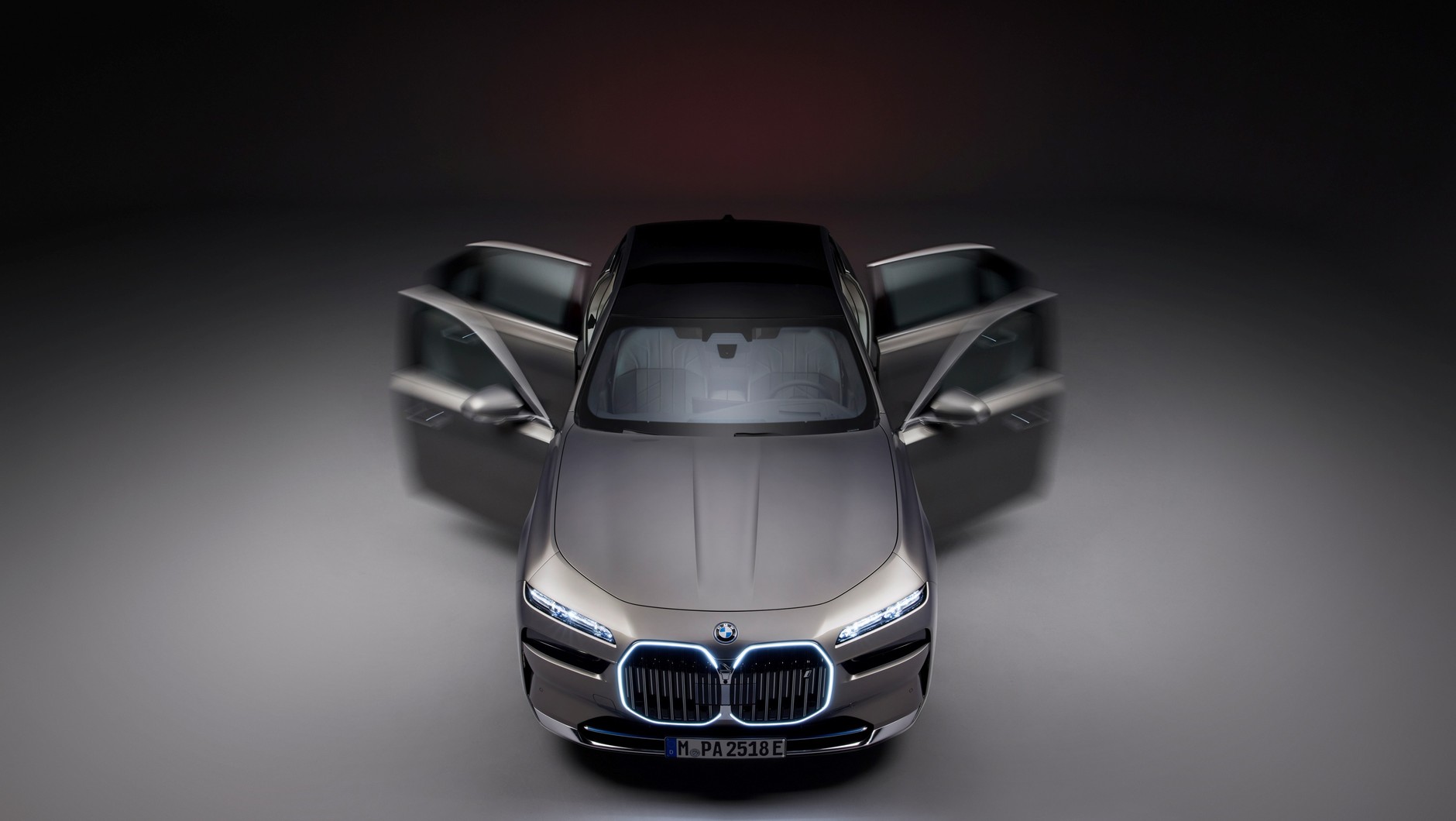 Dziś większość aut ma boczne drzwi zawieszone z przodu, jak to BMW serii 7 siódmej generacji.
