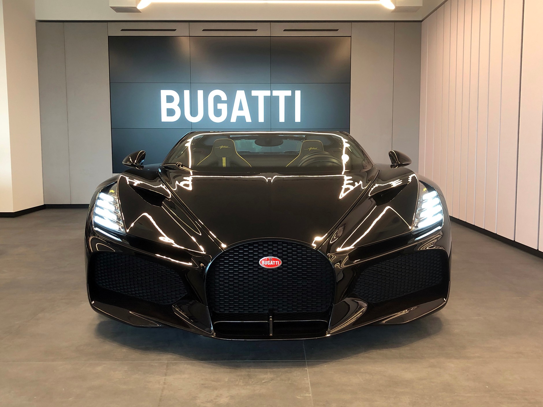 Otwarcie salonu Bugatti w Katowicach. Bugatti W16 Mistral