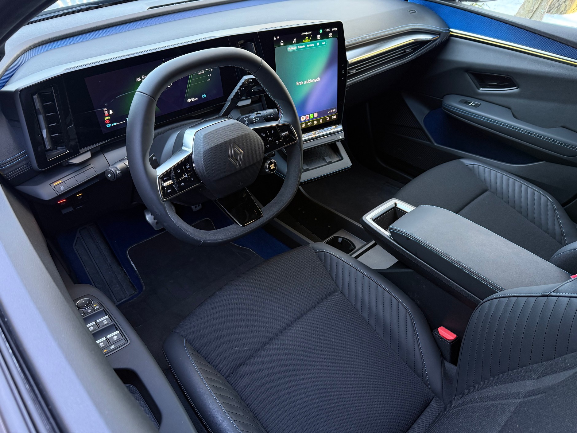 Renault Megane E-Tech esprit Alpine ma kokpit jednocześnie nowoczesny i wygodny, łatwy w obsłudze. To się rzadko ostatnio udaje