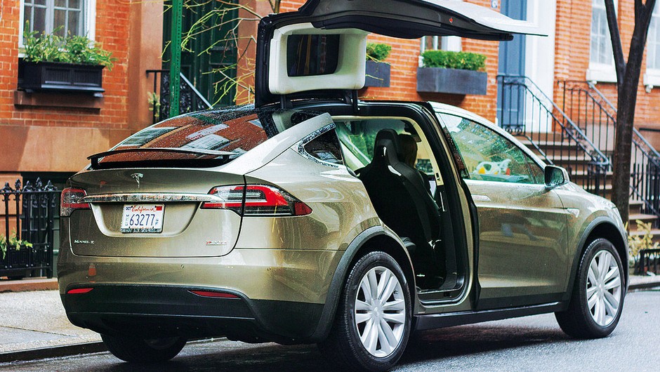 Tesla Model X - skrzydalty ekoanioł