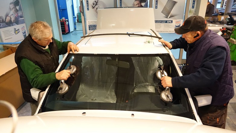 Przednia szyba: wymienić czy naprawiać?