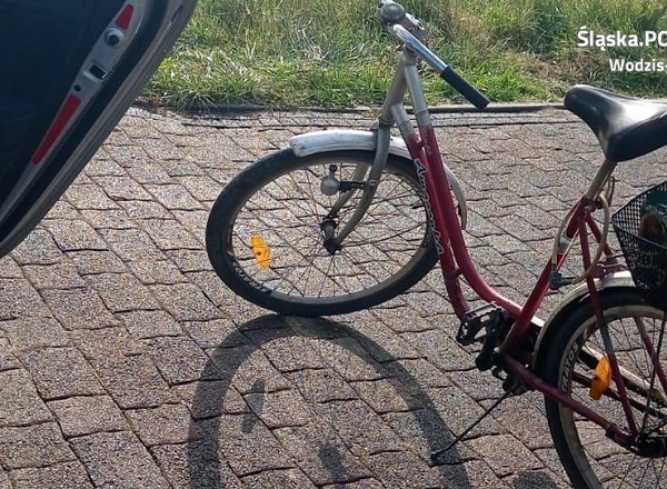 Policjanci zatrzymali rowerzystę. Ledwo wsiadł na rower, ale w koszyku miał kolejne "zapasy"