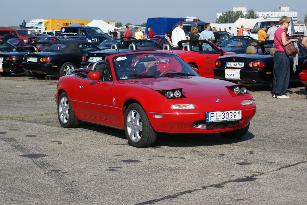 Mazda MX5 pierwszej generacji (nieoryginalne reflektory)