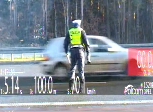 Nie zatrzymał się do kontroli, a potem rozbił auto [Nagranie]