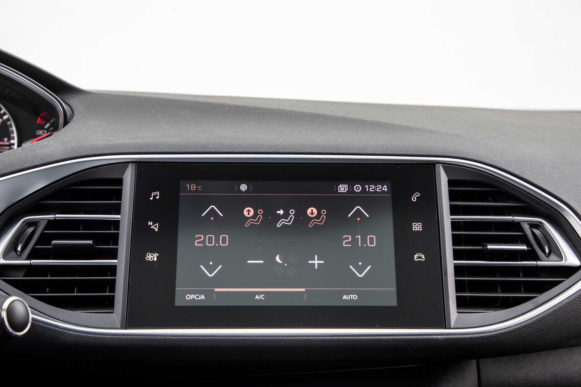 Klimatyzacja i systemy asystenckie w Peugeocie 308 obsługuje się za pośrednictwem 7-calowego ekranu dotykowego