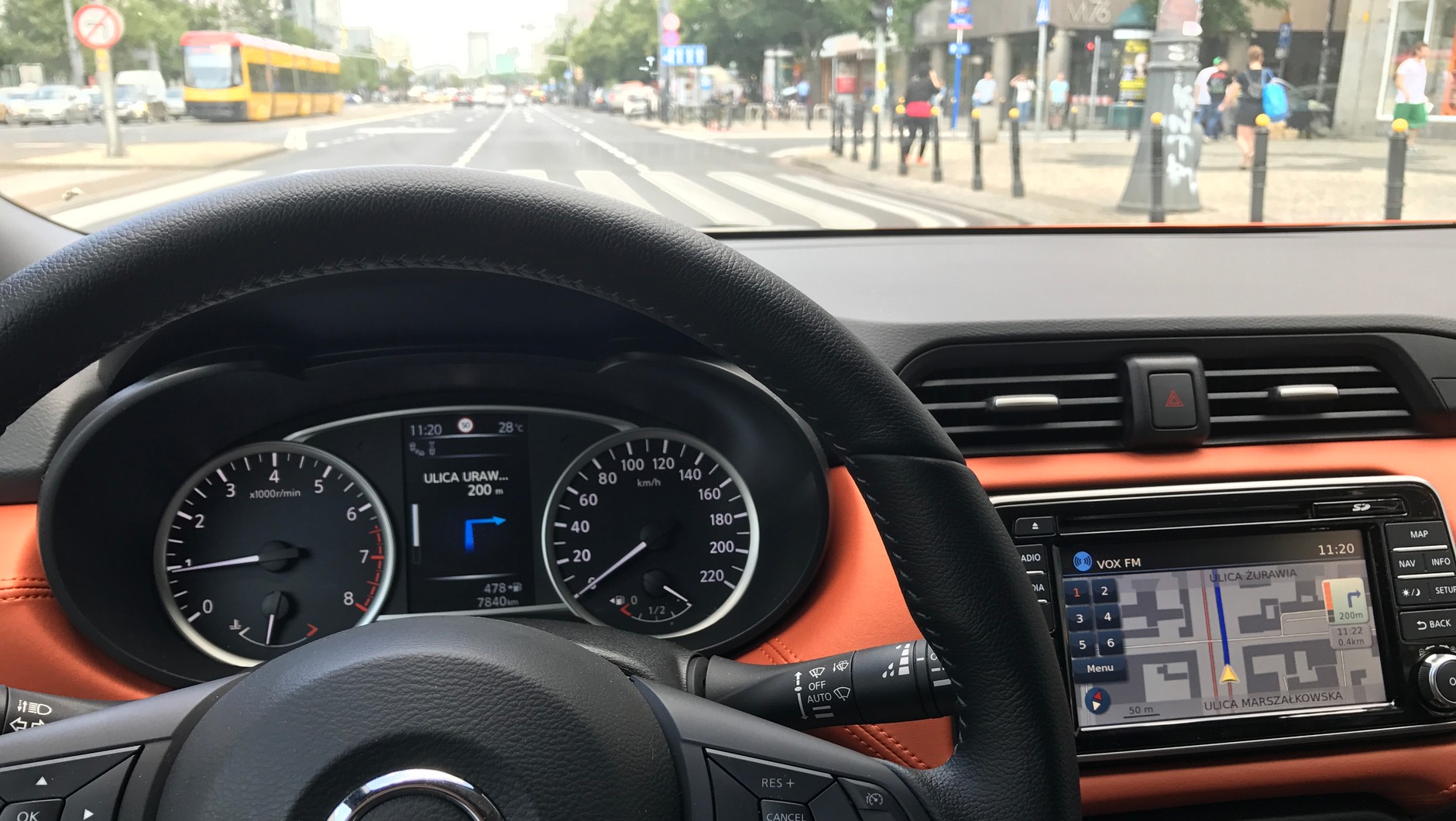 Dobry pomysl. Dodatkowy ekran między zegarami. Nissan Micra