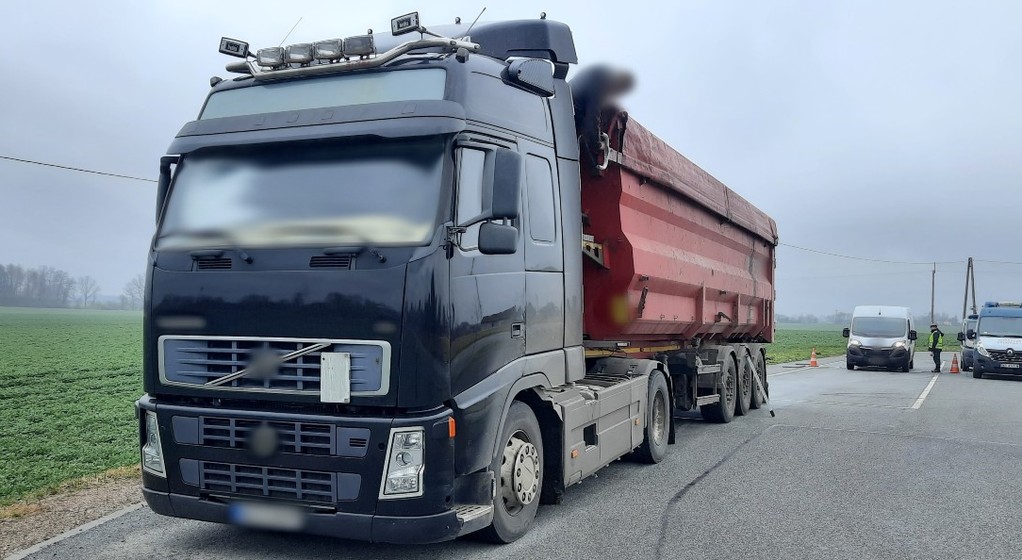 Tir przewoził za dużo kukurydzy, a bus przesadził z warzywami