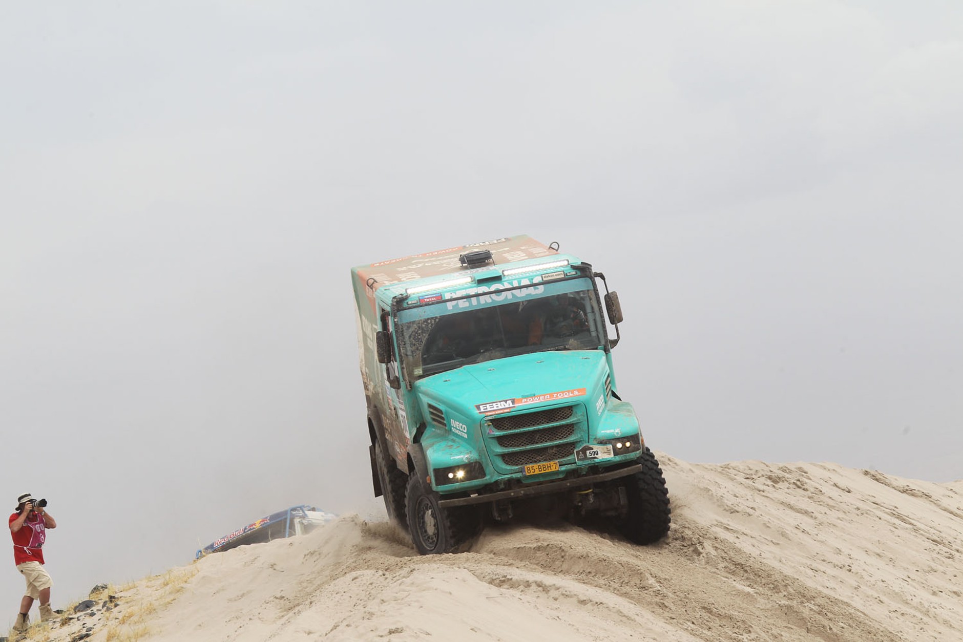 Dakar 2013: ciężarówka bez skrzyni, Małysz traci oddech (13. etap, wyniki, galeria)