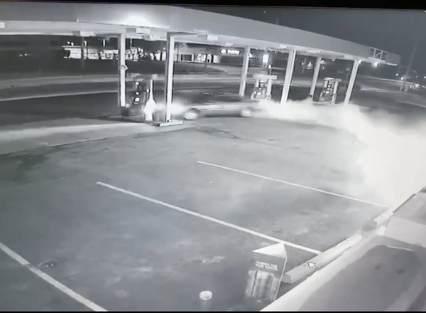 Wjechał w dystrybutor na stacji paliw. Swój wyczyn zapamięta na długo [WIDEO]