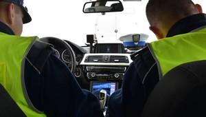 Policjanci używali nielegalnych urządzeń, ale kierowcy i tak zapłacą. Absurdalna sytuacja