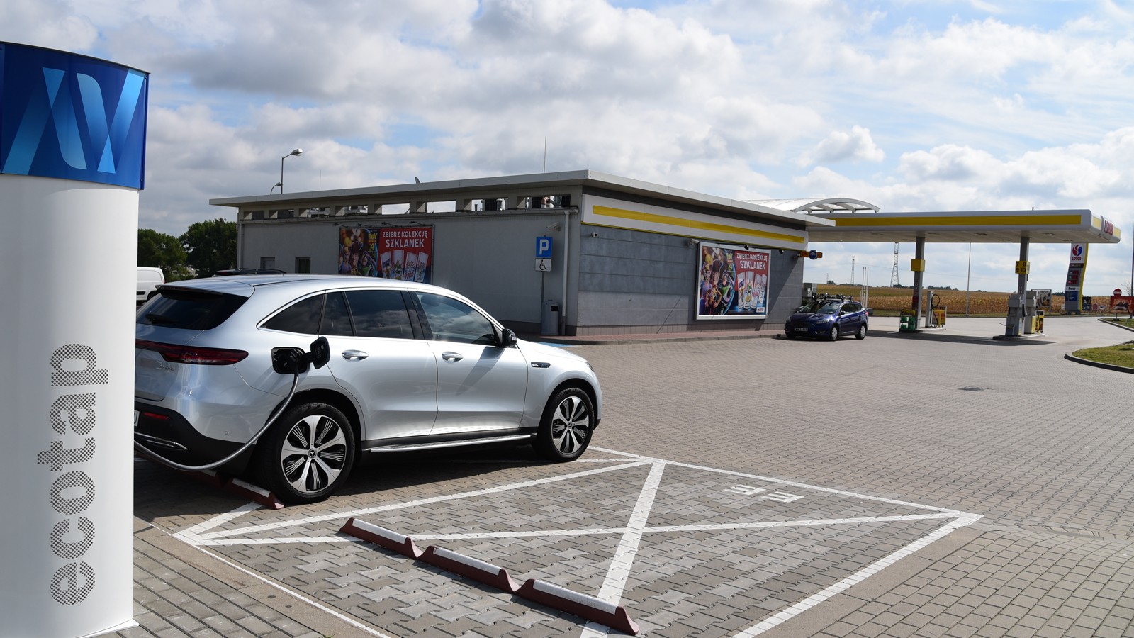 Jedna ze stacji sieci LOTOS przy autostradzie A1.