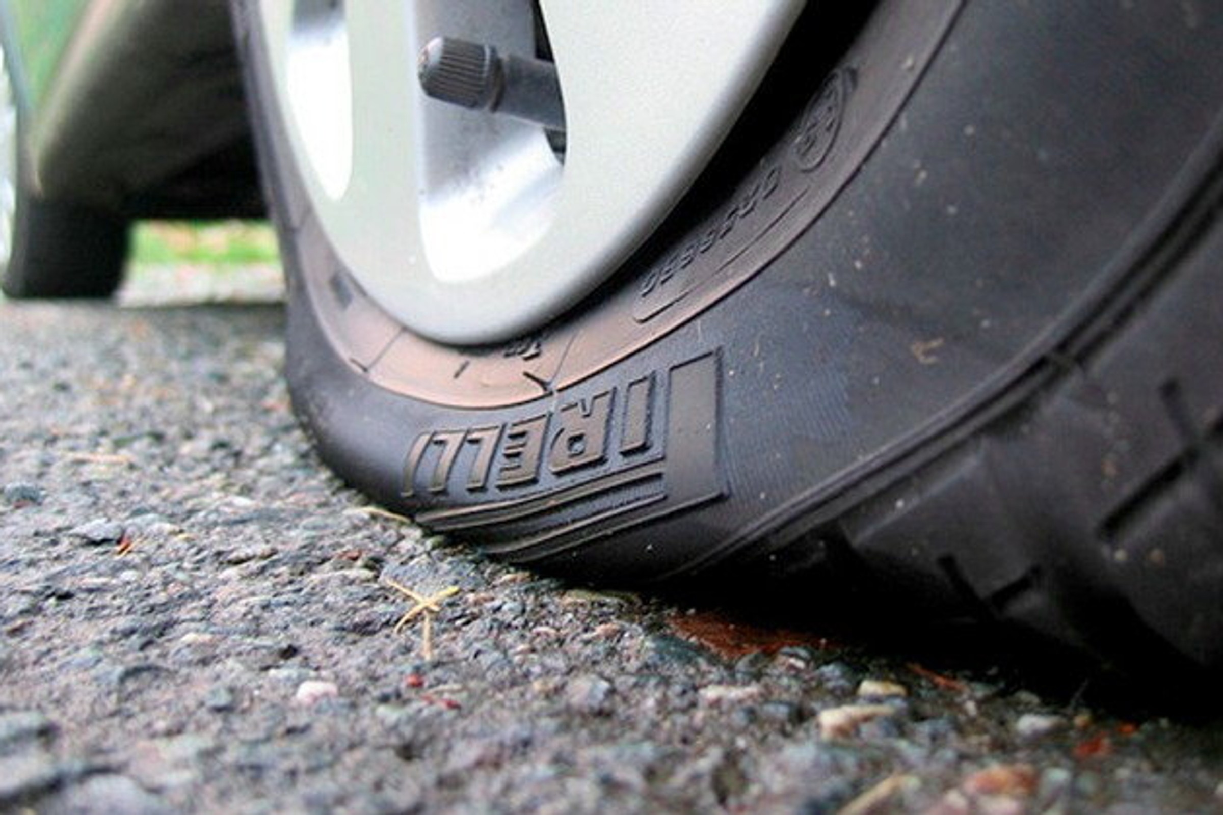 Zamiast zapasu: opony, na których po przebiciu pojedziesz – i nie tylko chodzi o runflat