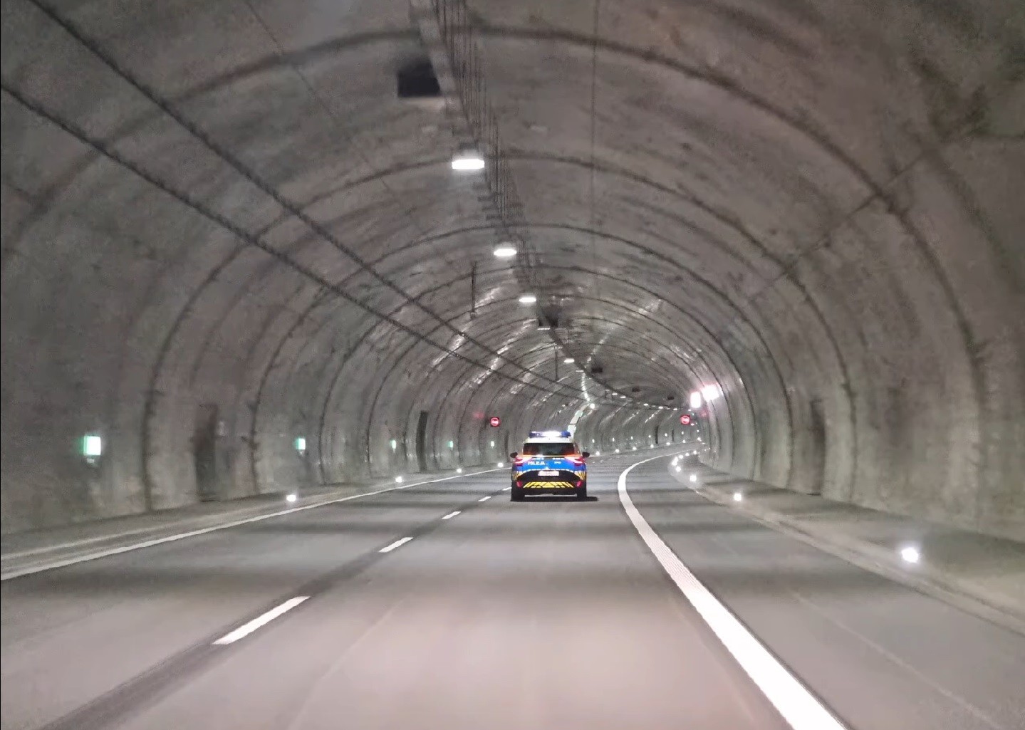Radiowóz w nowym tunelu na trasie S3