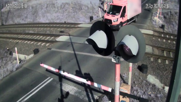 Przejechał przez zamknięty przejazd kolejowy. Nie zauważył pewnego elementu [Nagranie]