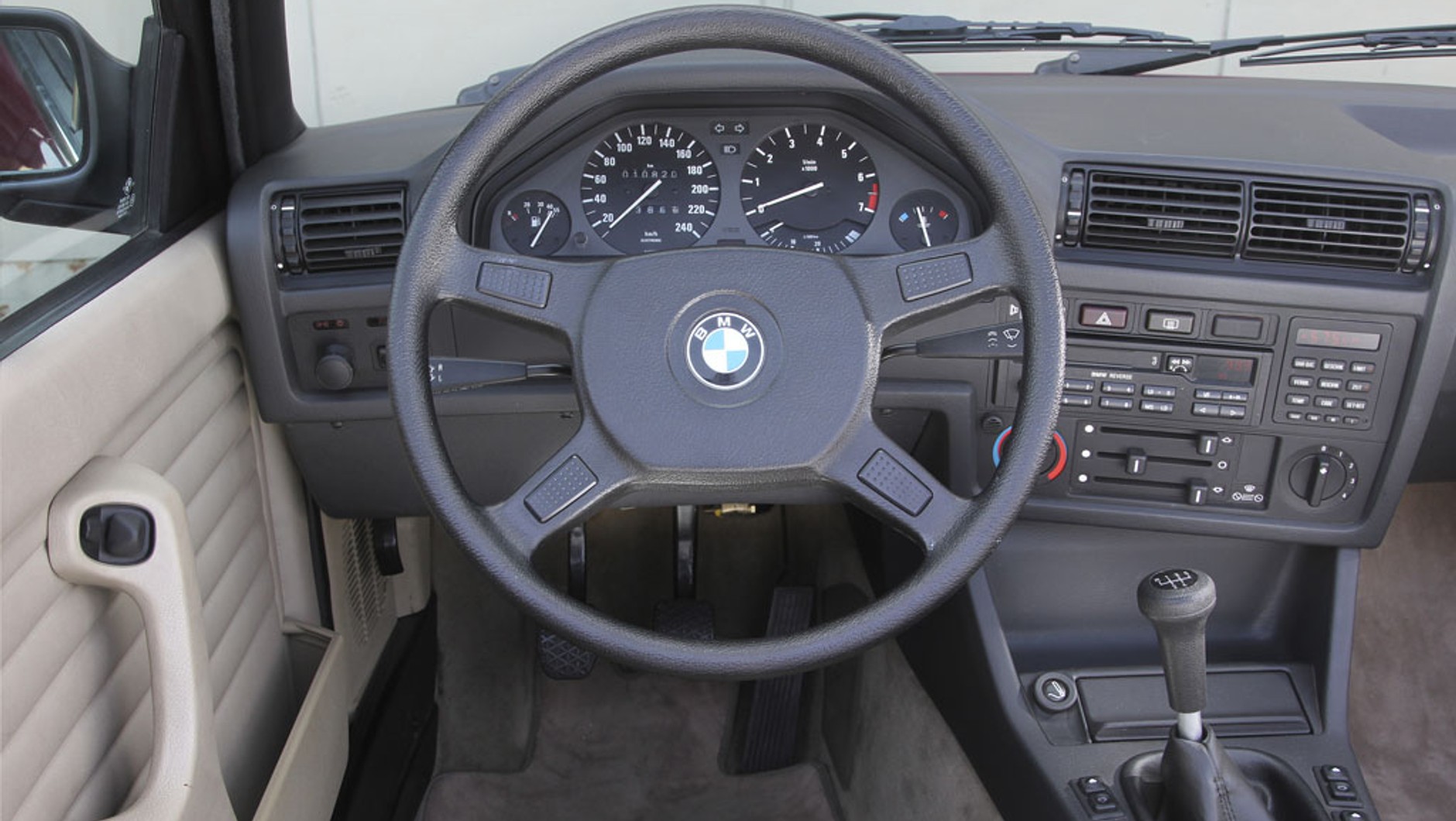 Duża kierownica i skierowana w stronę kierowcy konsola to elementy charakterystyczne dla BMW serii 3. Z dzisiejszego punktu widzenia suwaki od nawiewów są przestarzałe, a skaj na drzwiach dziwi. Oryginalne radia BMW lubią się psuć.