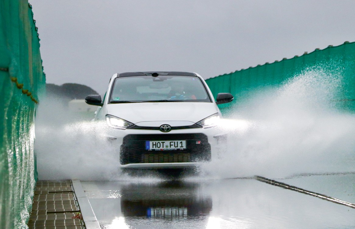 Test opon zimowych – próby na mokrej nawierzchni