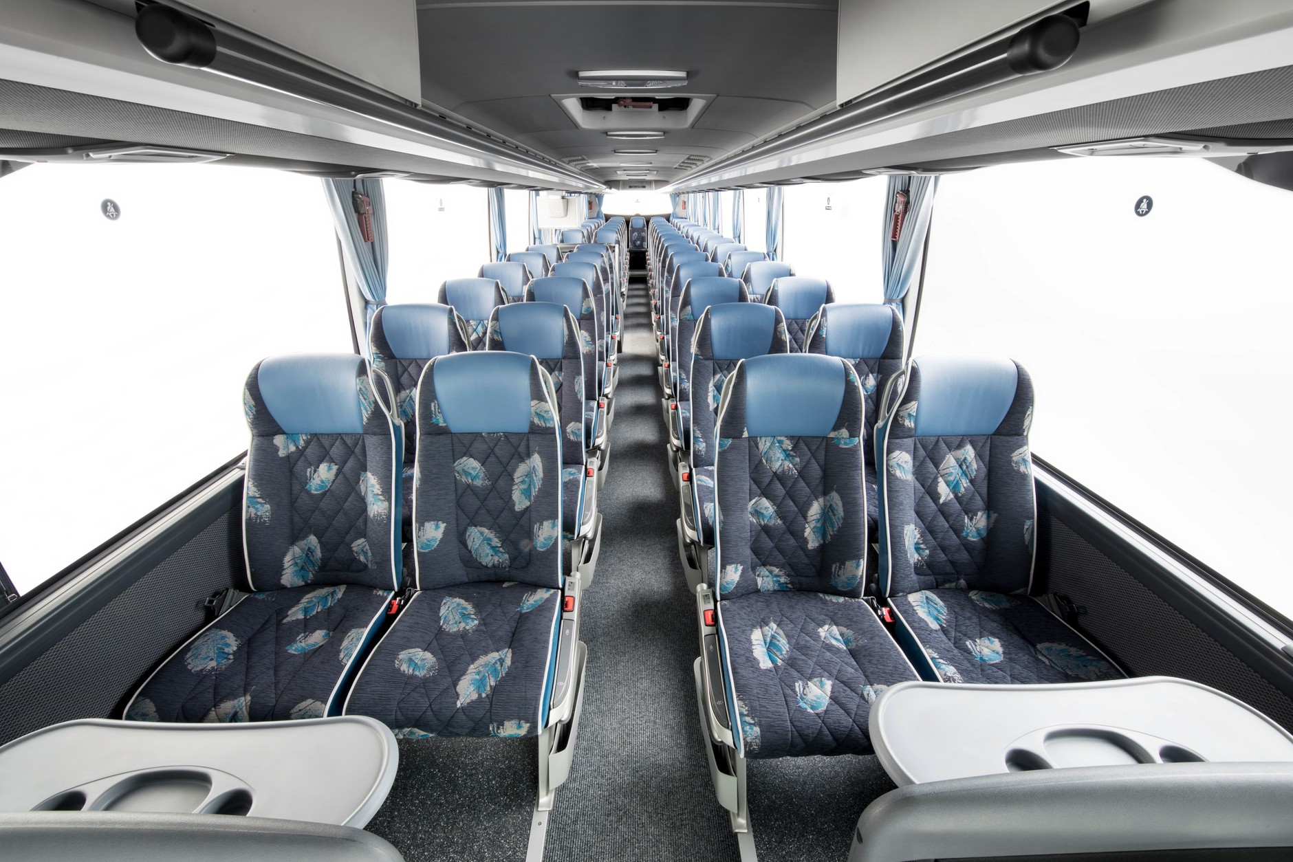 Mercedes Tourismo. Wnętrze wersji dla 57 osób