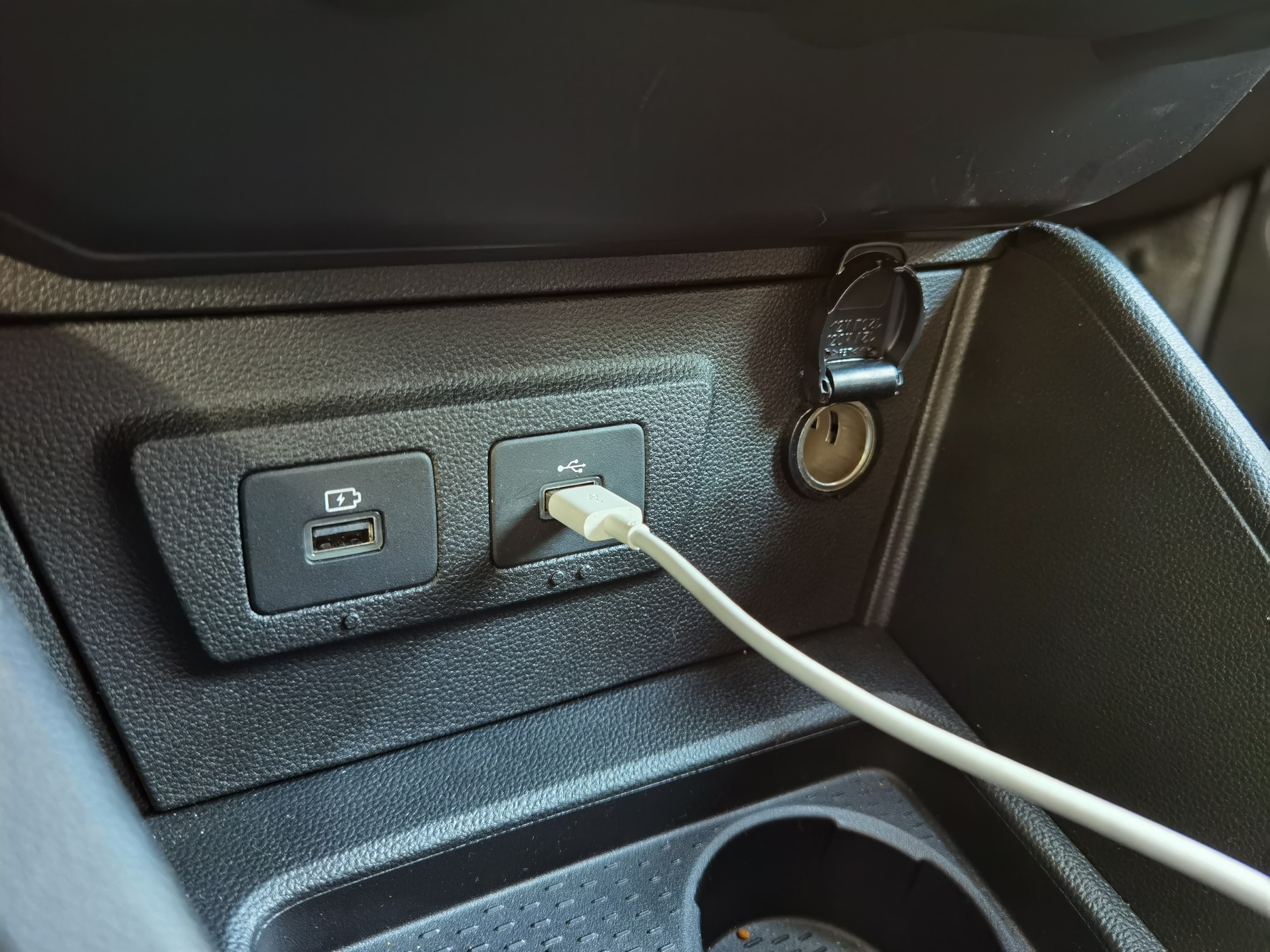 Dacia Duster Journey 150 TCE EDC - dwa standardy USB - praktyczne