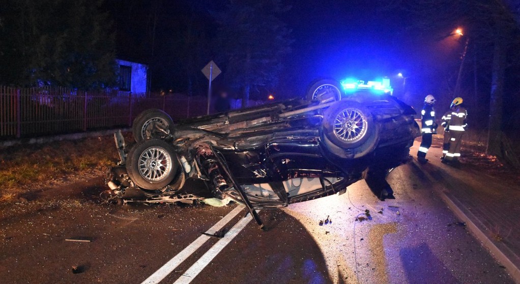BMW po groźnym dachowaniu