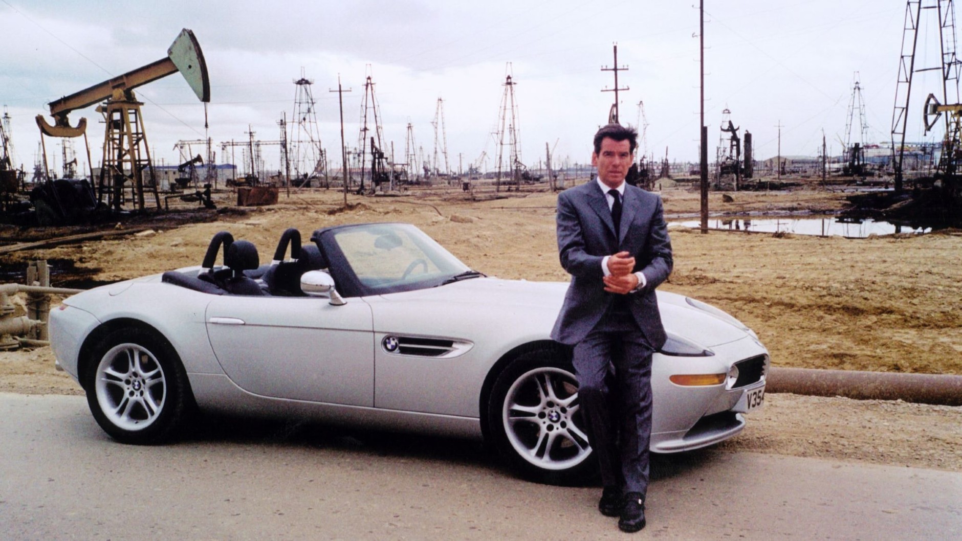 BMW Z8 na planie filmu "The World Is Not Enough". W roli Jamesa Bonda - Pierce Brosnan