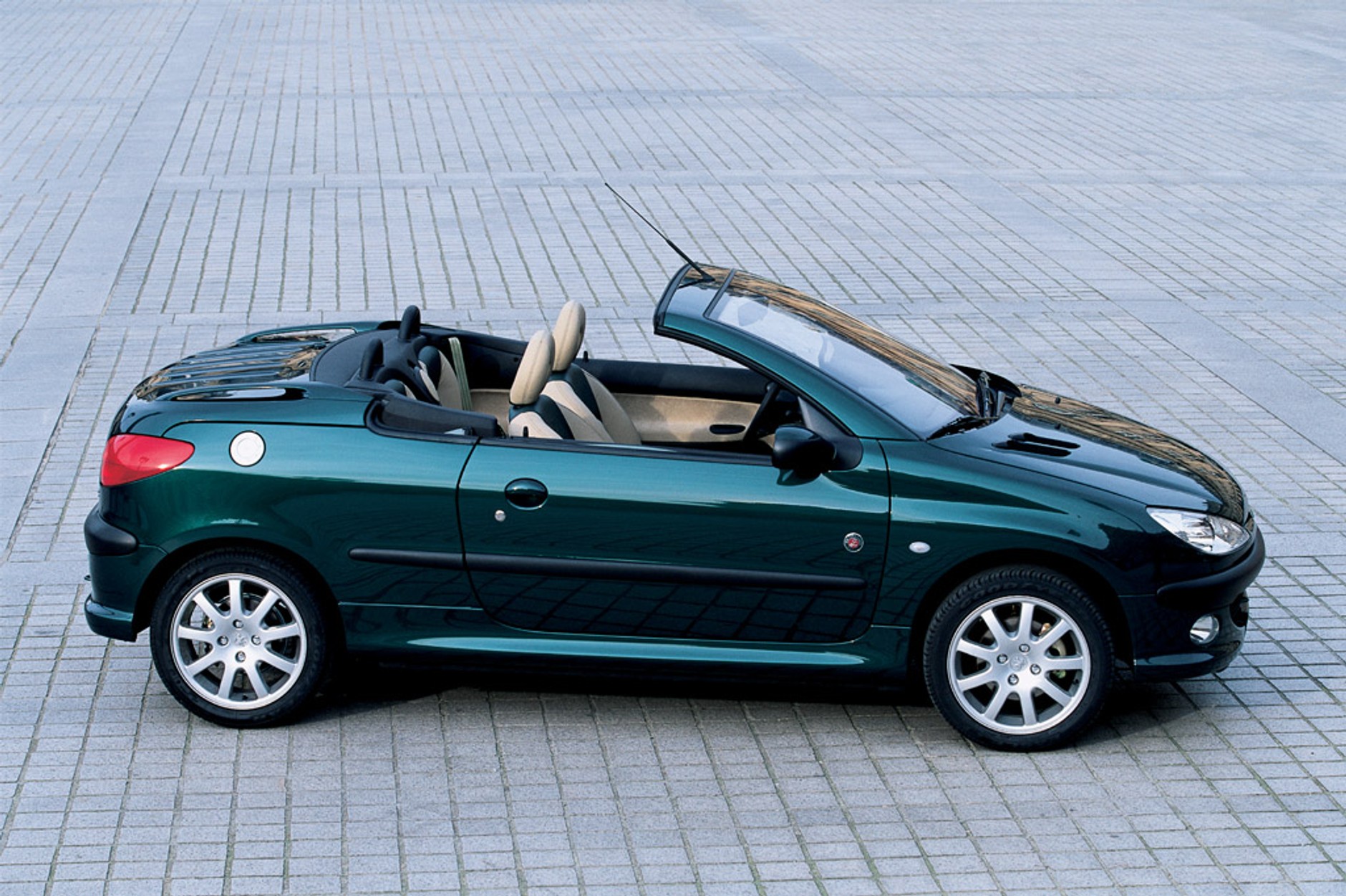 Przyszła wiosna, czas na cabrio! Przegląd rynku używanych kabrioletów