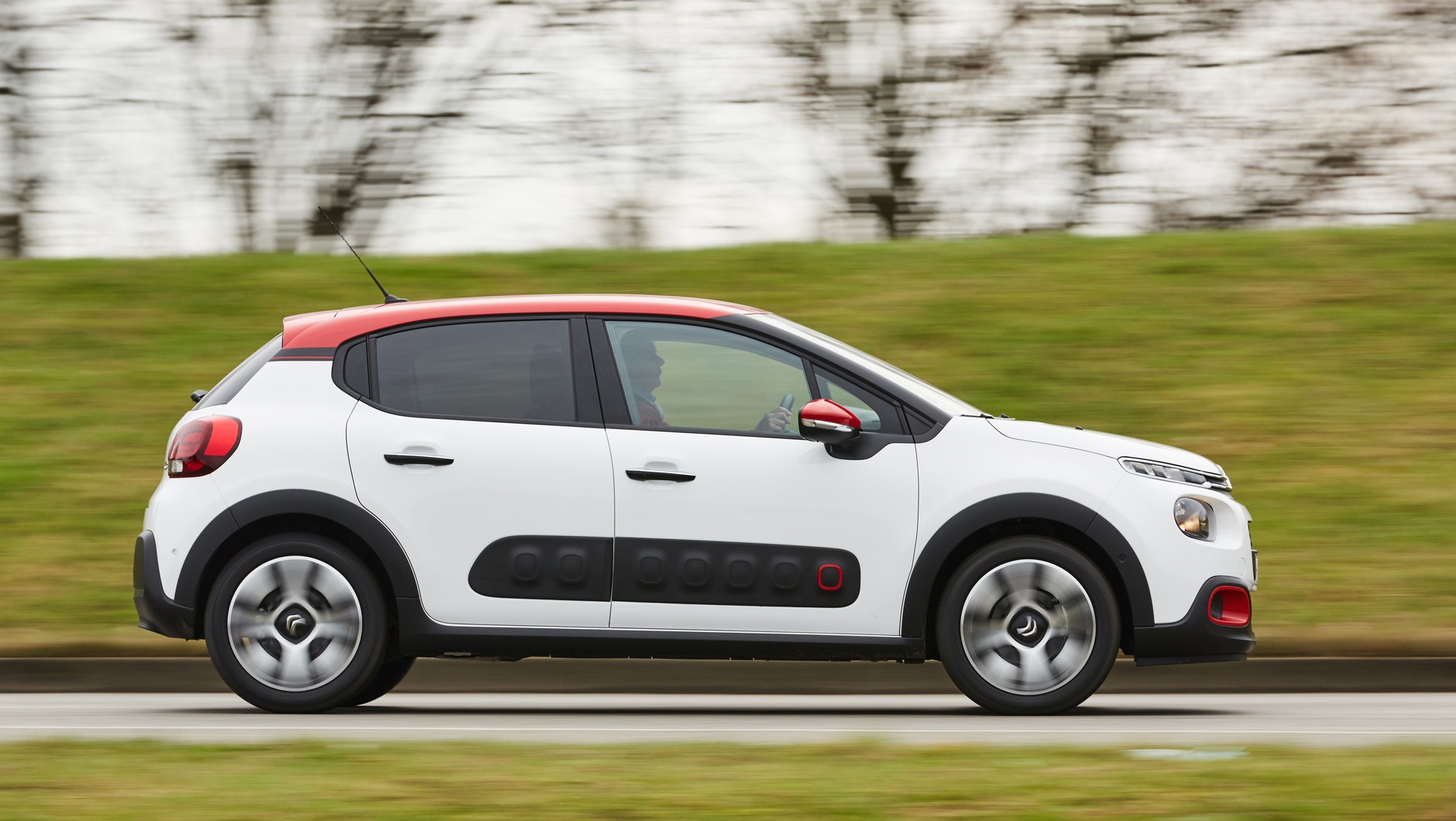 Citroen C3 kontra Peugeot 208 i Renault Clio