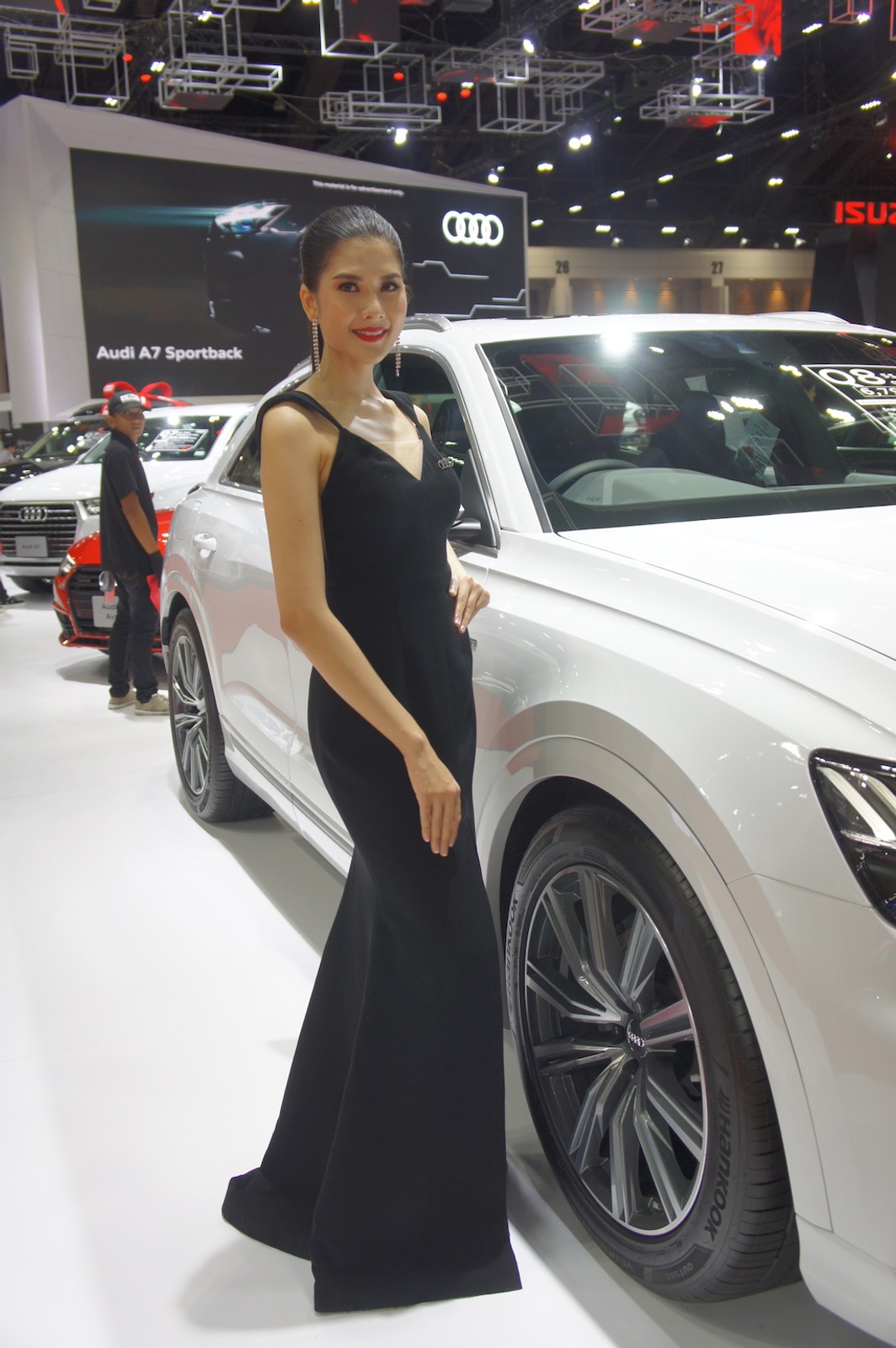 Salon w Bangkoku – modelki i samochody