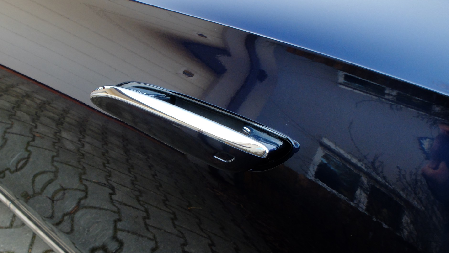 Mercedes E 300 e – chowane klamki