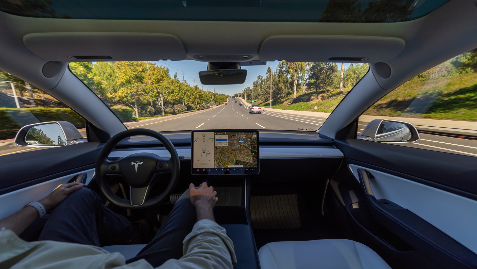 Tesla podczas jazdy w trybie półautonomicznym – z włączonym systemem FSD