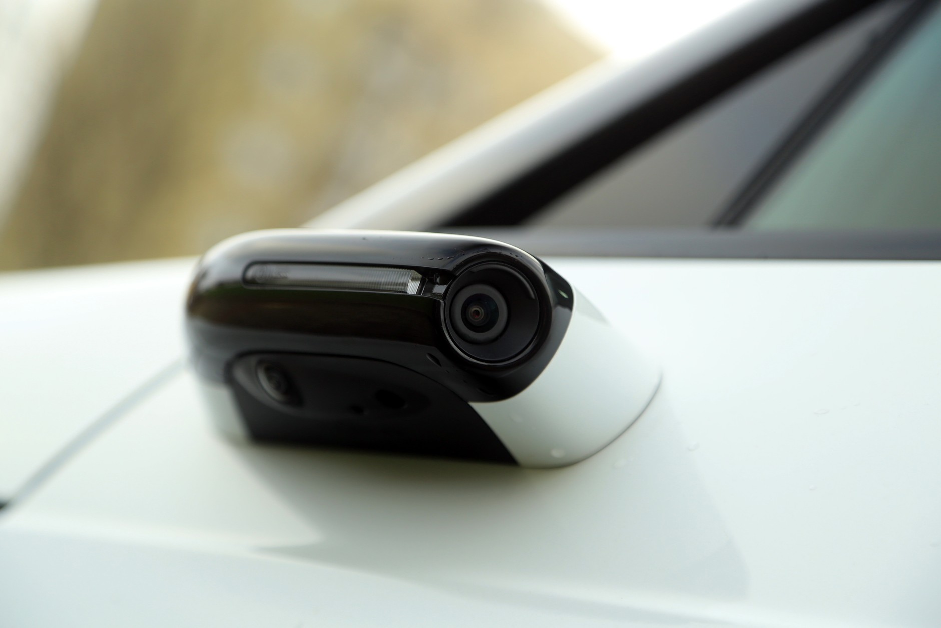 Taki "trzymaczek z kamerą" w Hondzie e wytwarza ponoć o 90 proc. mniejsze opory aerodynamiczne niż obudowa tradycyjnego lusrterka. No i jak wygląda...