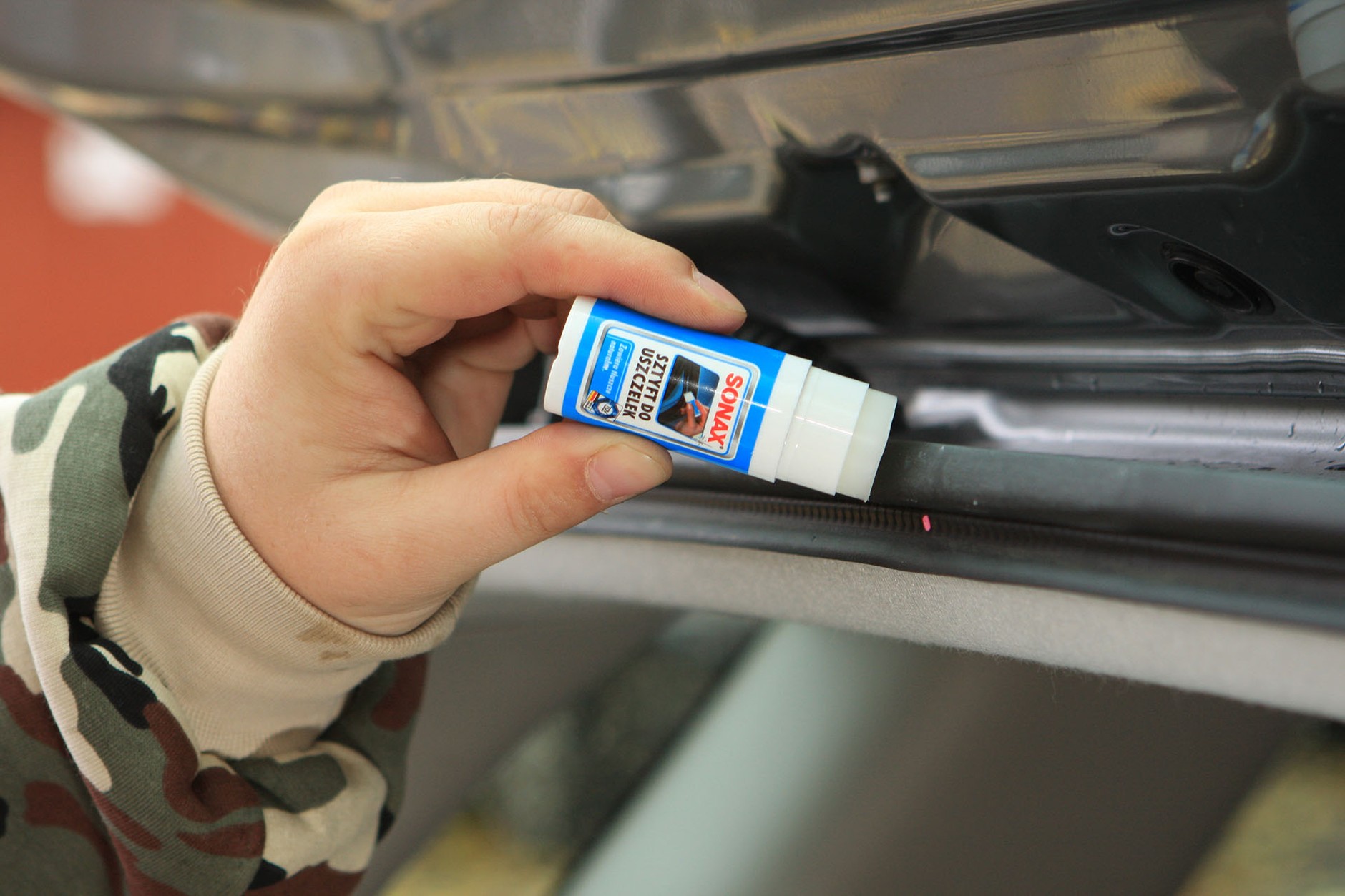 Smarowanie uszczelki preparatem w sztyfcie