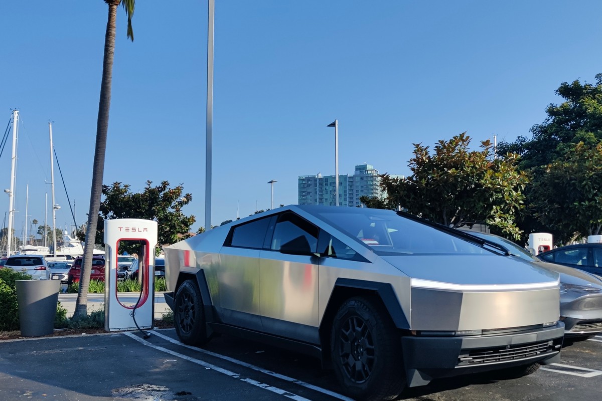 Tesla Cybertruck na wojskowym poligonie. Nietypowe zastosowanie elektrycznego pick-upa