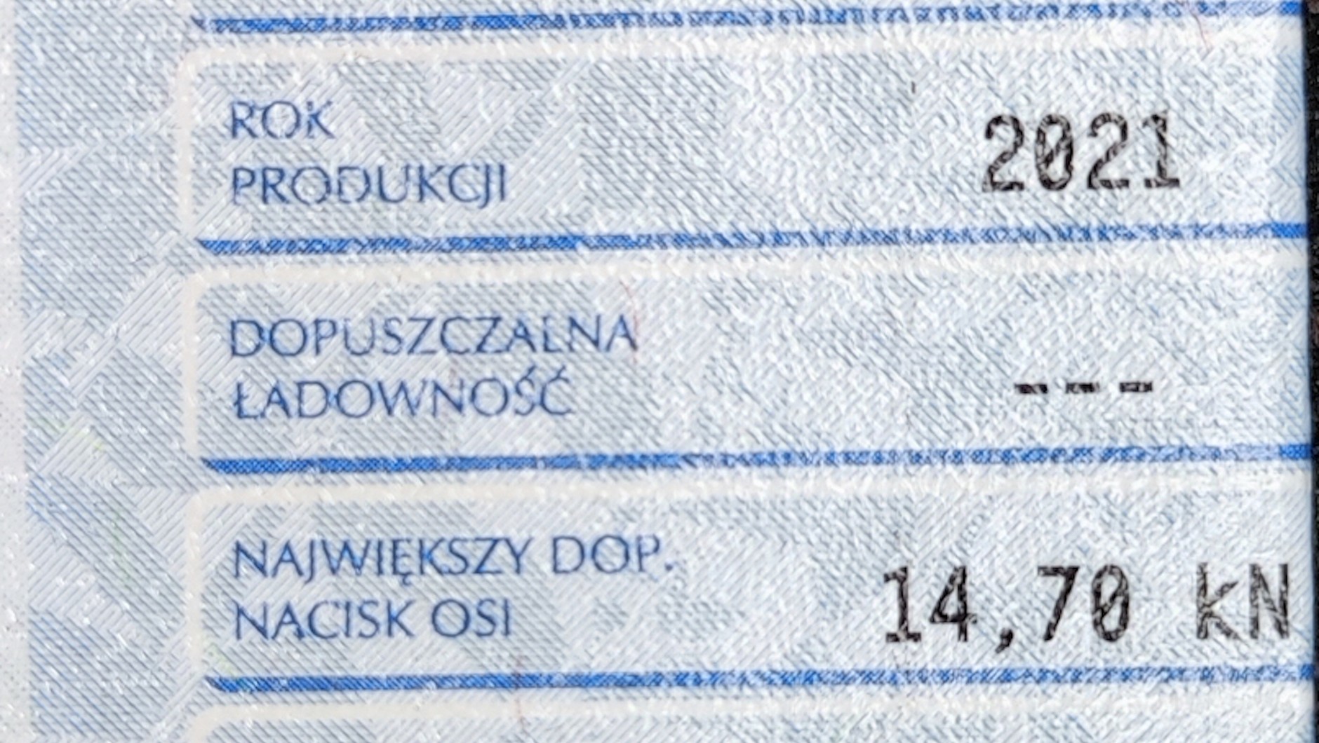 W dowodzie rejestracyjnym maksymalny nacisk na oś określono na 14,7 kN, na tabliczce znamionowej tego samego auta mowa jest o 1500 kg.