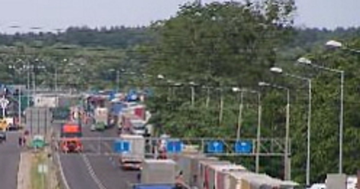 Kilkaset TIR-ów oczekuje w Dorohusku na przekroczenie granicy, zmarł kierowca