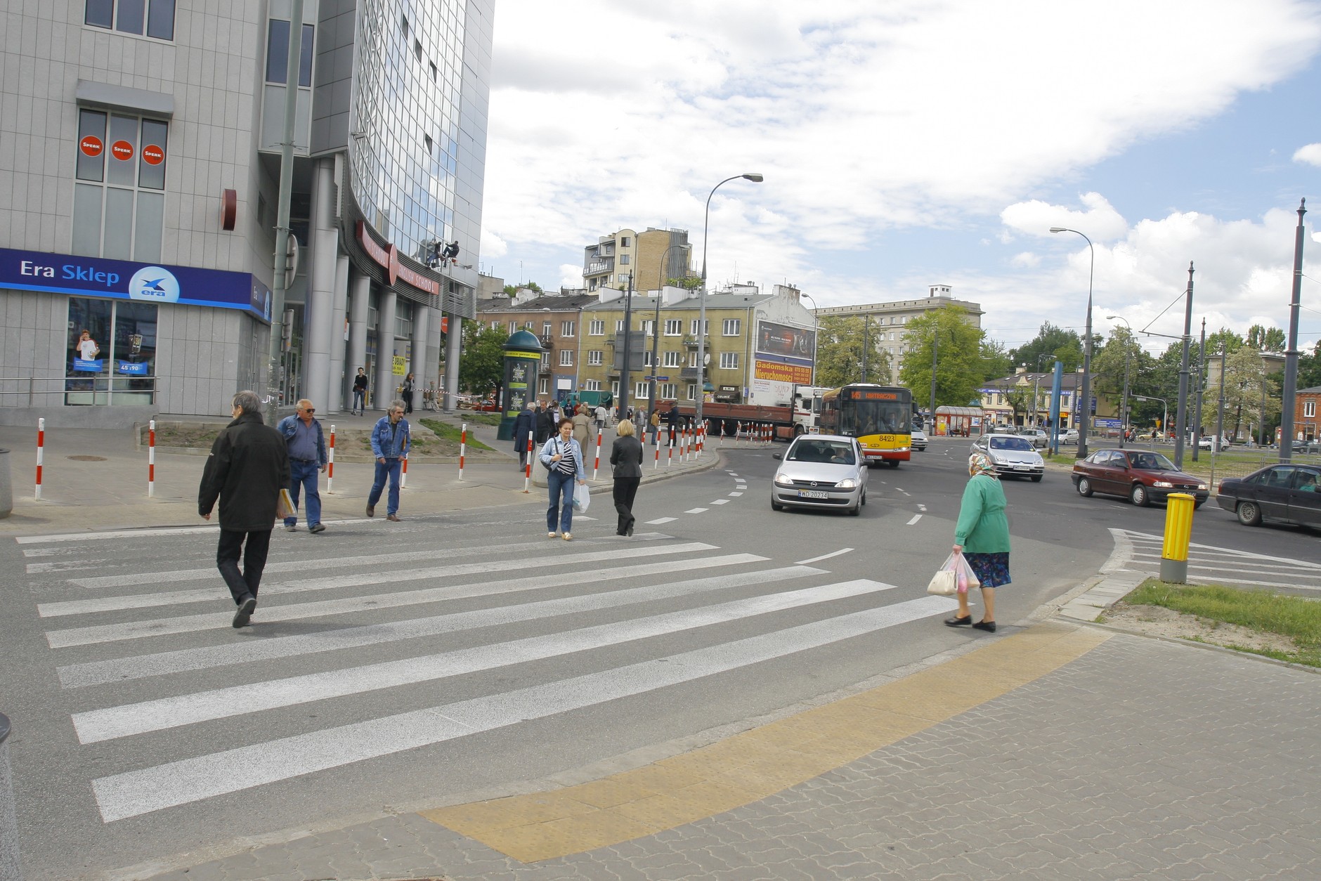 Przejście dla pieszych na ruchliwym skrzyżowaniu