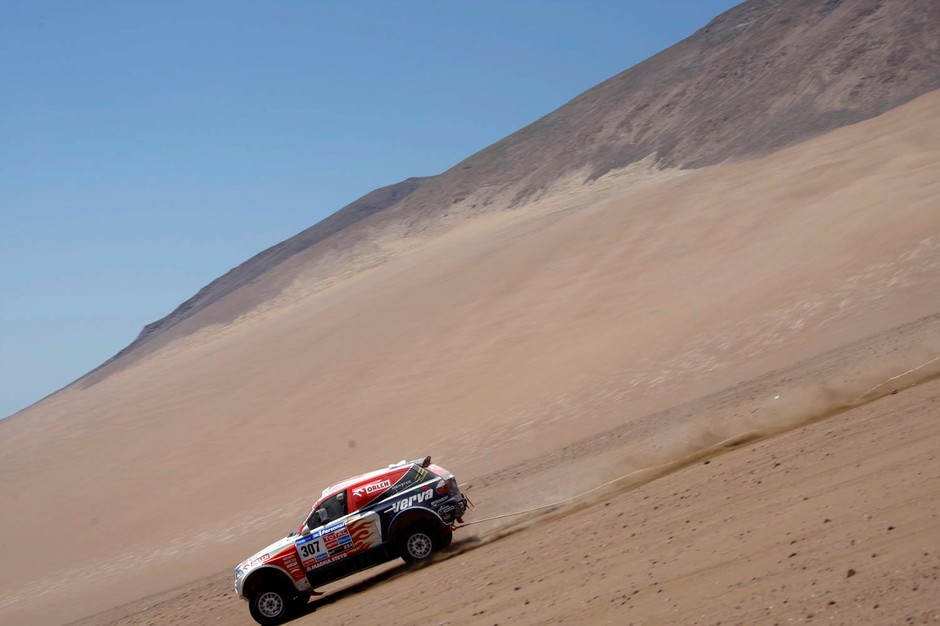 Rajd Dakar 2011: dobra postawa Polaków, Hołowczyc z otwartymi drzwiami (5.etap, wyniki, fot. Willy Weyens)