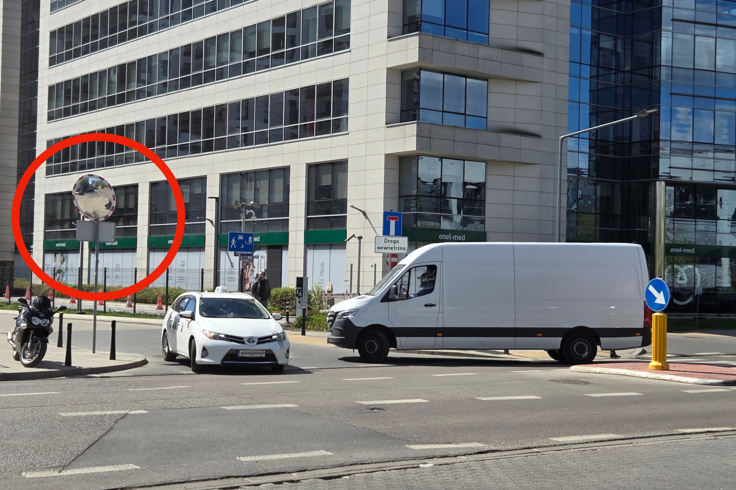 Tutaj stoi niewidzialny znak A-7. To dlatego jesteś z prawej i NIE masz pierwszeństwa