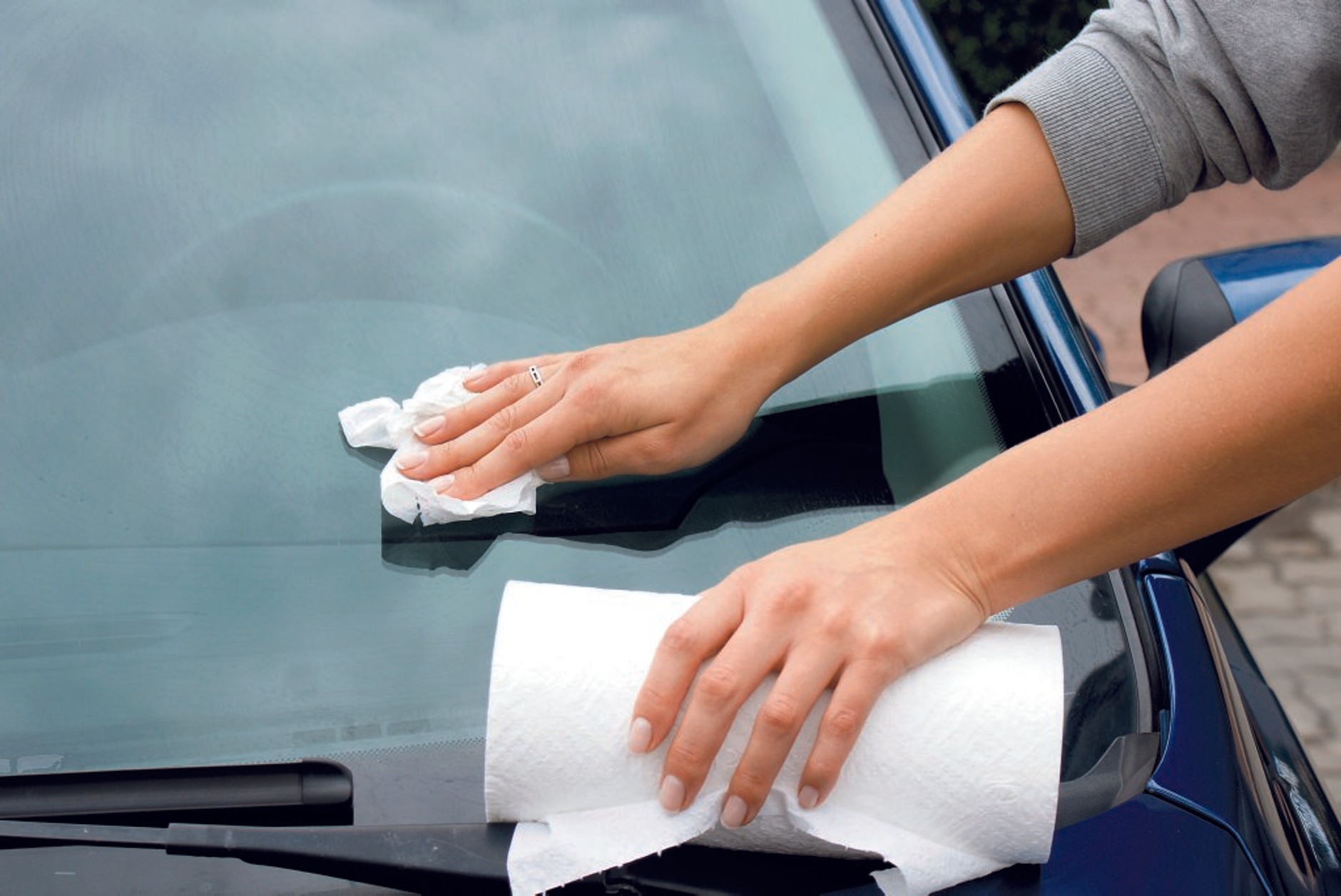 Niewiedzialna wycieraczka szyby samochodowej