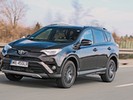 Ależ używana Toyota RAV4 trzyma cenę. Może lepiej kupić VW Tiguana? Mechanik wyjaśnia