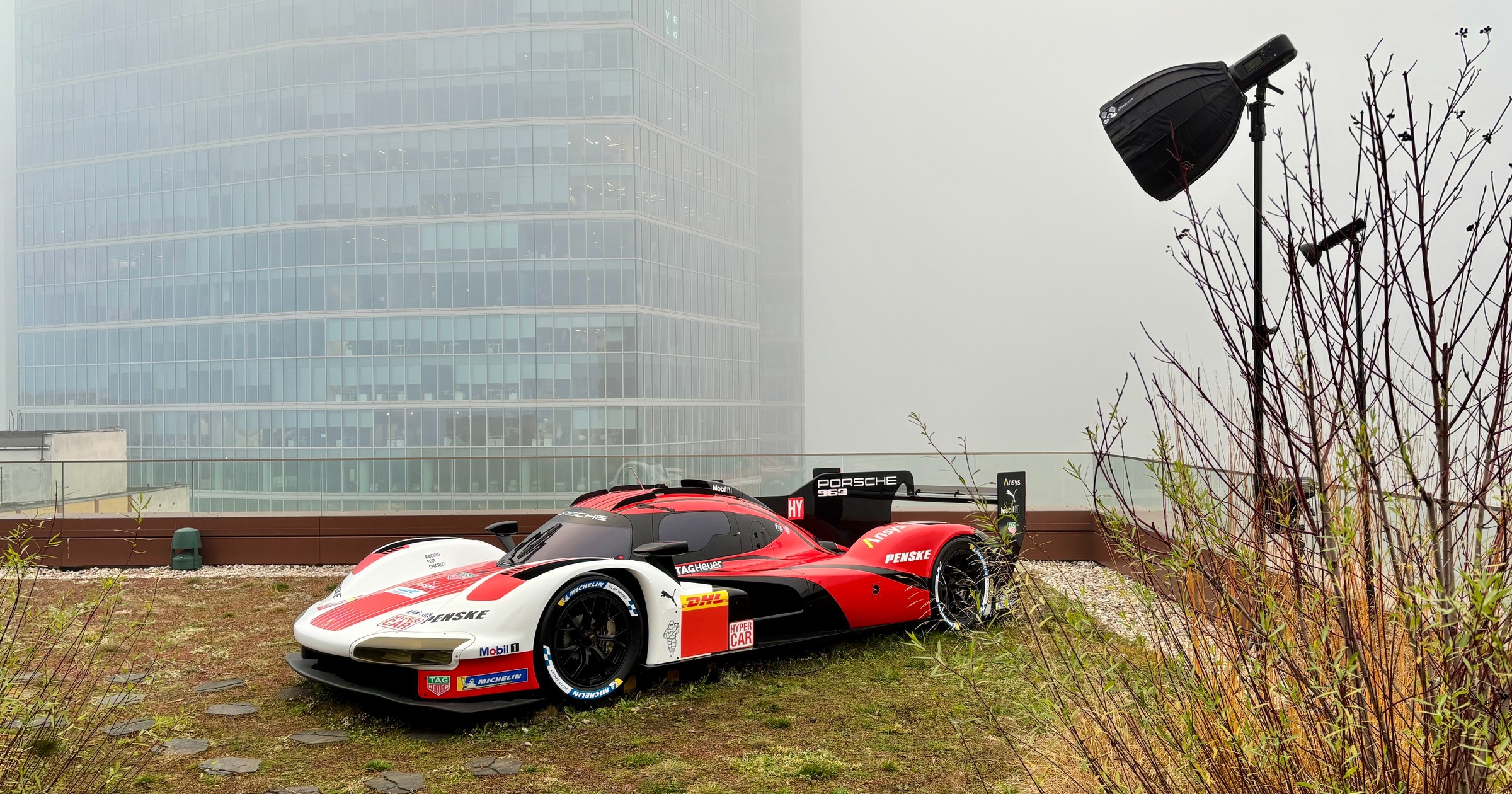 Porsche 963 na dachu biurowca w Warszawie