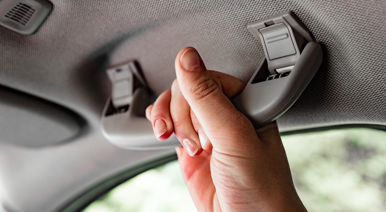 Łapiesz za ten uchwyt podczas jazdy autem? Ma zupełnie inne przeznaczenie