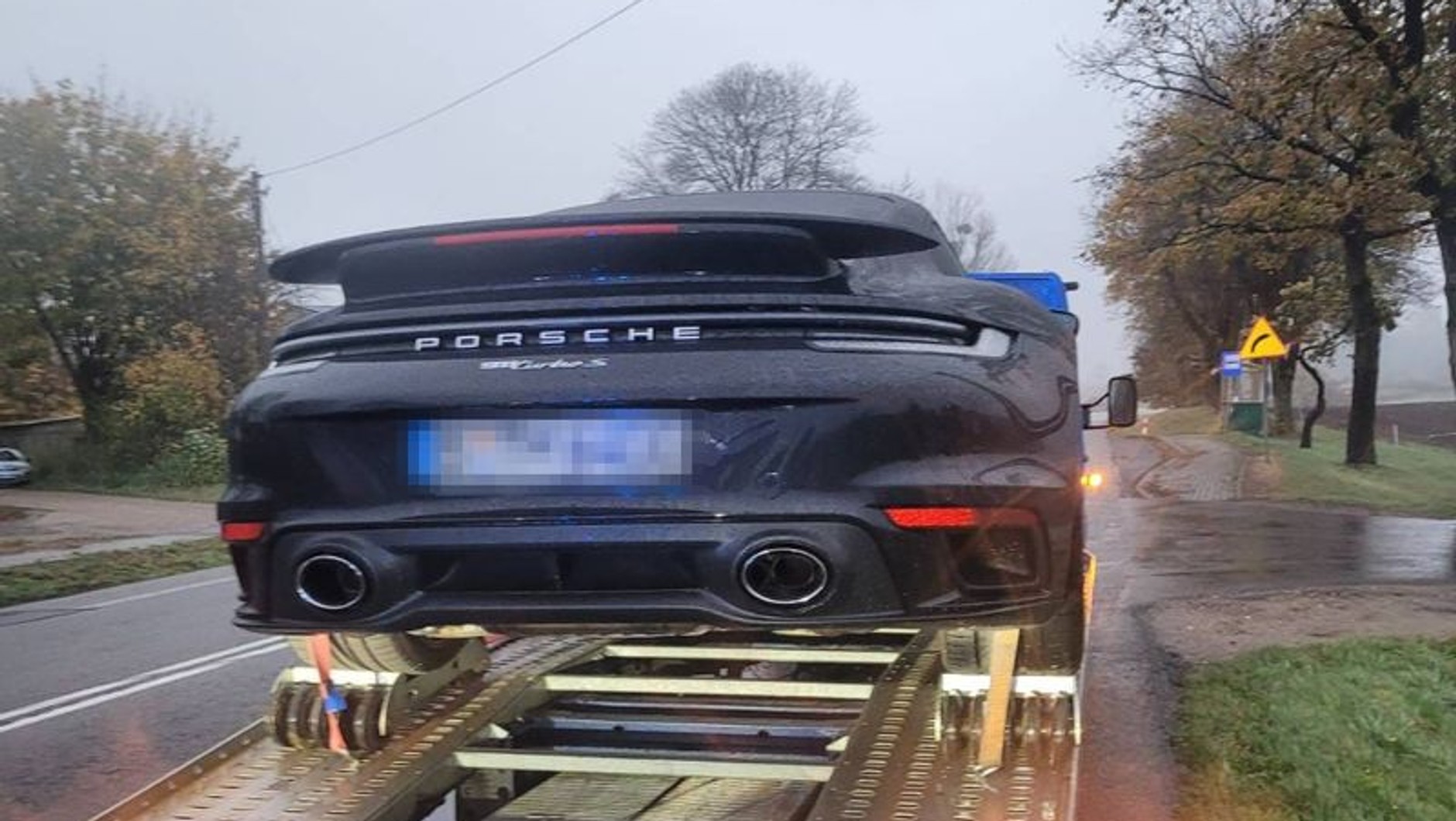 Porsche, które 25-latek przewoził na starej lawecie, było kradzione. Wkrótce auto może wrócić do właściciela z Niemiec