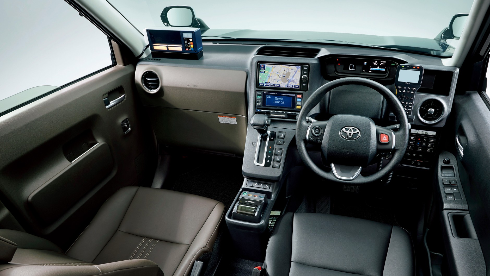 Miejsce pracy kierowcy. Toyota twierdzi, że sprzęt rozmieszczono po konsultacjach z taksówkarzami. Toyota JPN Taxi