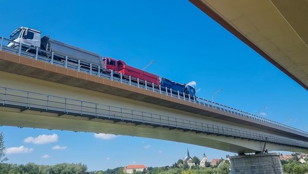 Testy obciążeń na moście w Sandomierzu. Zaparkowano na nim 306 ton