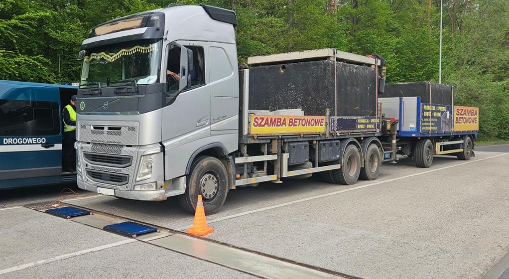 Kontrola ciężarówek z betonowymi zbiornikami