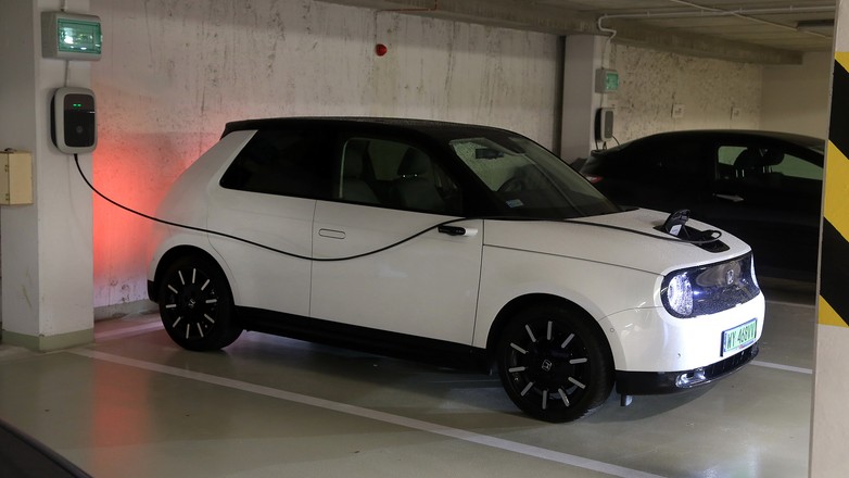 Ładowanie auta w garażu podziemnym – taniej niż na publicznych ładowarkach