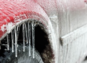 Auto nie chce odpalić? W ten prosty sposób poradzisz sobie bez wzywania pomocy drogowej