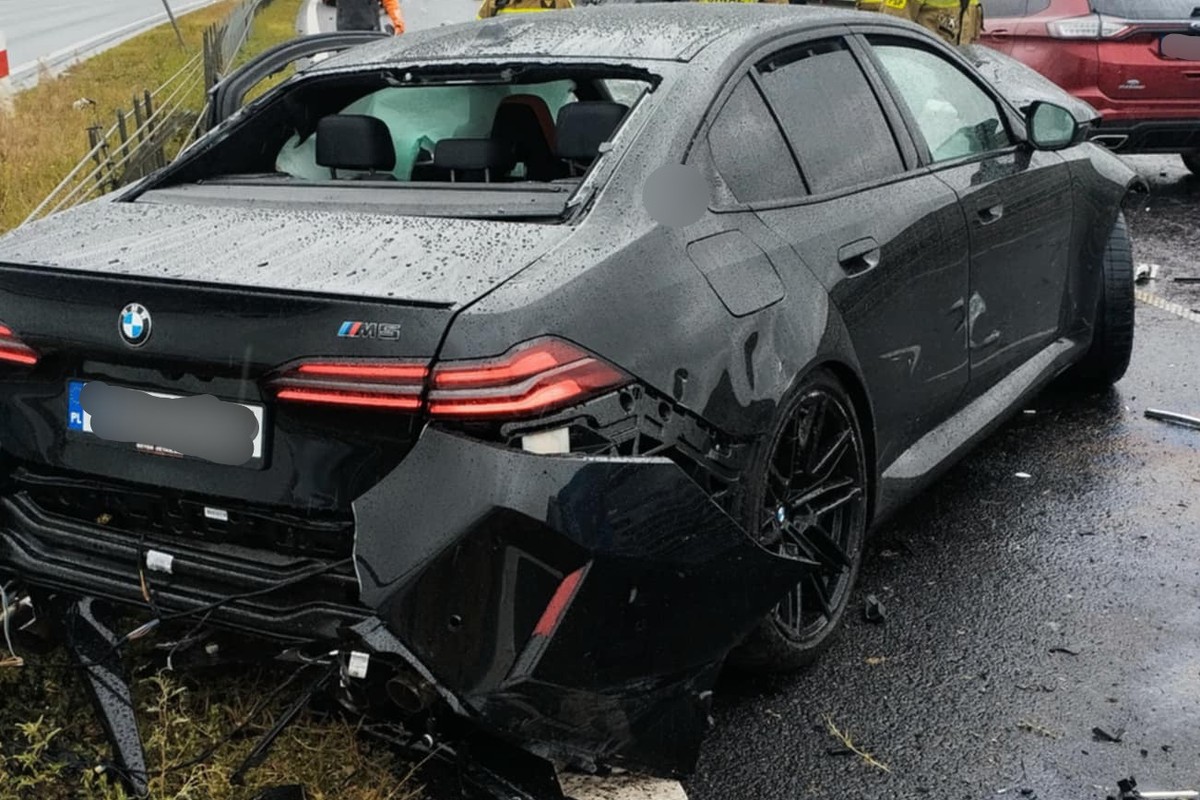 Następne BMW M5 rozbite w Polsce. Kierowca przesadził z prędkością